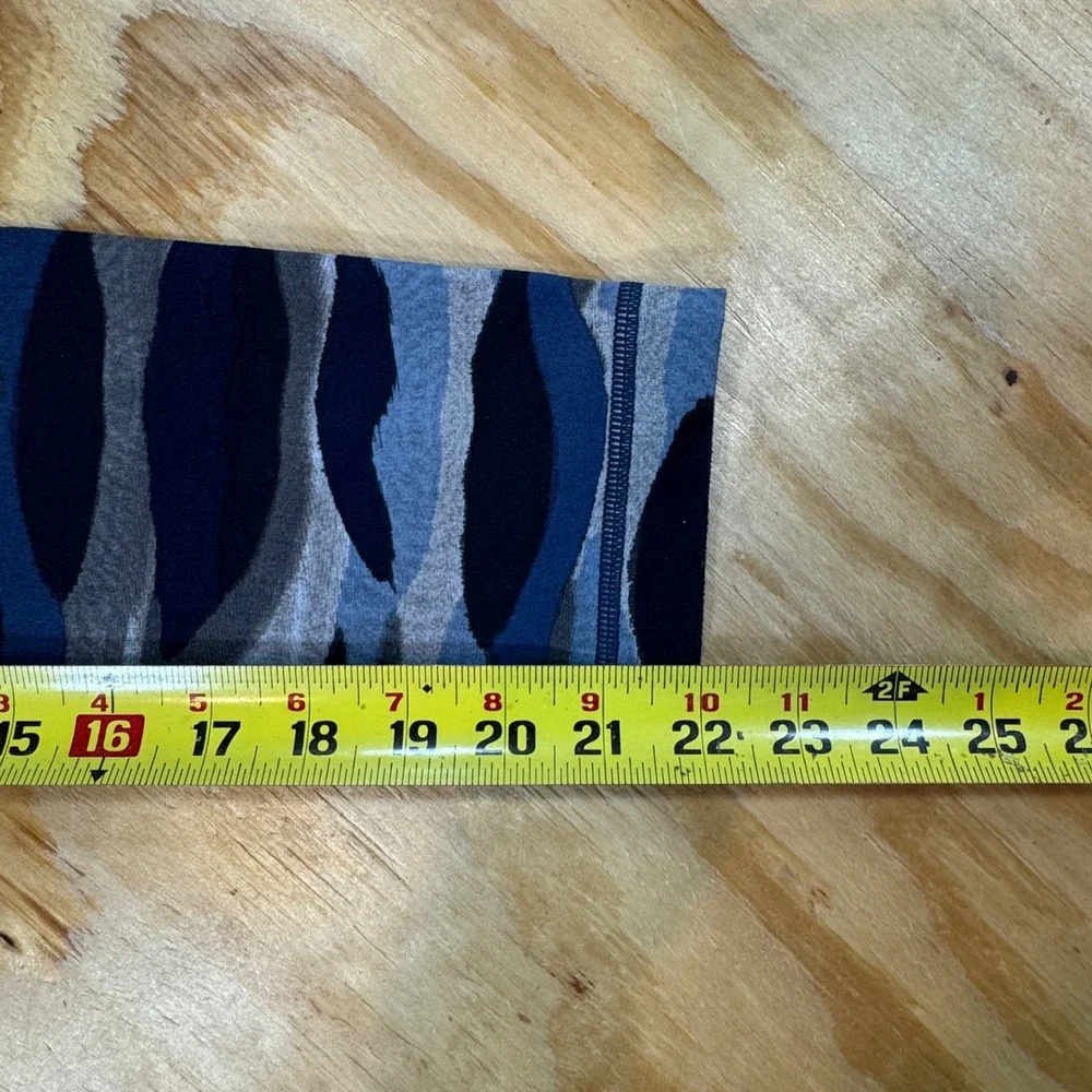 Lululemon Wunder‎ Under Crop Leggings Blue Grey Camo Size 4 Yoga Pants